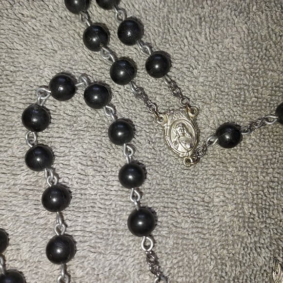 Black beaded rosary with  "Holy spirit enlighten me" Dove - Picture 4 of 6